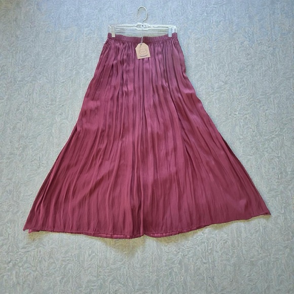 NWT Kori Georgette Pleated Burgundy Maxi Skirt High Waisted Flowy With Slit Sz M - Picture 9 of 10